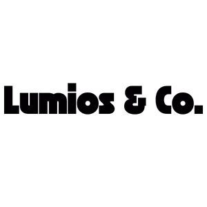 Ausgeschriebenes Firmenlogo „Lumios & Co.“ in schwarzer Schrift auf weißem Hintergrund für den Website-Footer.