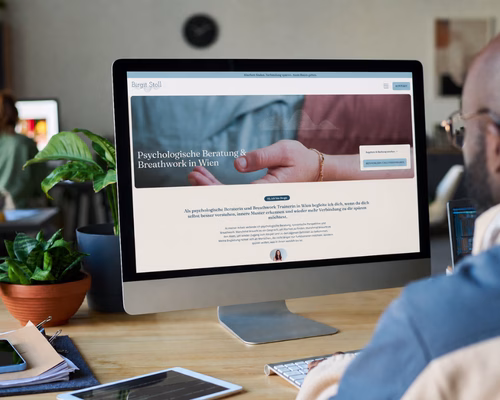 Birgit Stoll Website auf einem Desktop-Computer als Beispiel für lokale SEO und Webdesign von Lumios & Co.