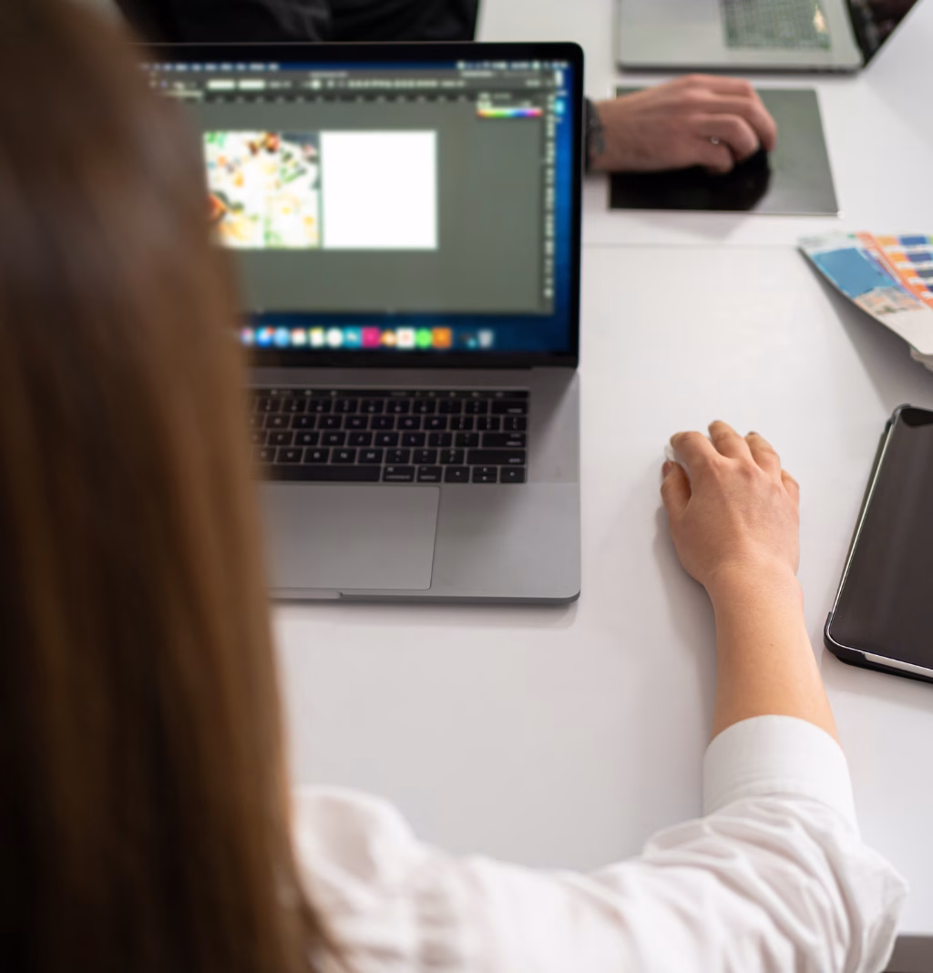 Person arbeitet am Laptop an Webdesign und Branding als Symbol für die Leistungen von Lumios & Co.