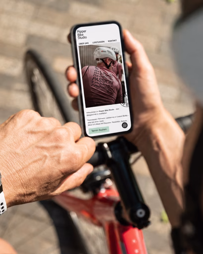 Ripper Bike Studio Website auf einem Smartphone während einer Fahrradtour