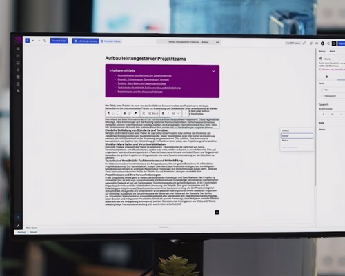 Eine Person in einem Wiener Büro bearbeitet Inhalte im WordPress-Editor (Gutenberg) auf einem Laptop, inklusive Textänderungen und Bildaustausch im Rahmen des monatlichen Wartungspakets.