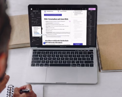 Draufsicht auf ein Laptop mit der Elementor Page Builder Oberfläche zur On-Page-Textoptimierung für ein akademisches Fernstudienportal
