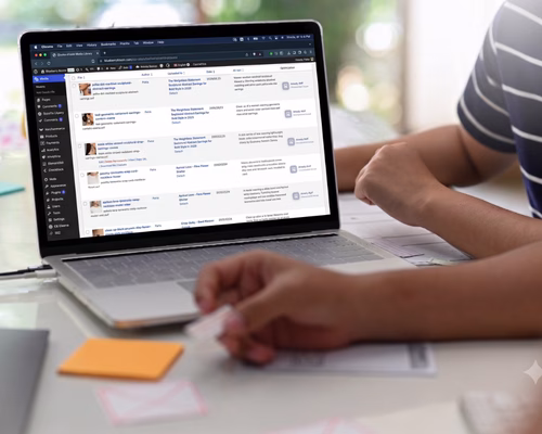 Laptop-Bildschirm zeigt die WordPress-Mediathek mit optimierten Alt-Texten und Dateinamen während einer Arbeitsphase bei Lumios & Co