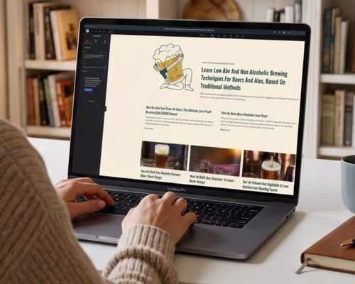 Webdesigner bearbeitet ein Blog-Layout über alkoholfreies Brauen im Elementor Page Builder auf einem MacBook Pro am aufgeräumten Schreibtisch