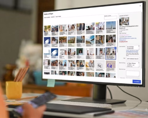 Person arbeitet am Desktop-Monitor an der WordPress-Mediathek und optimiert Alt-Texte sowie Bilddaten für die Website-Wartung von Lumios & Co
